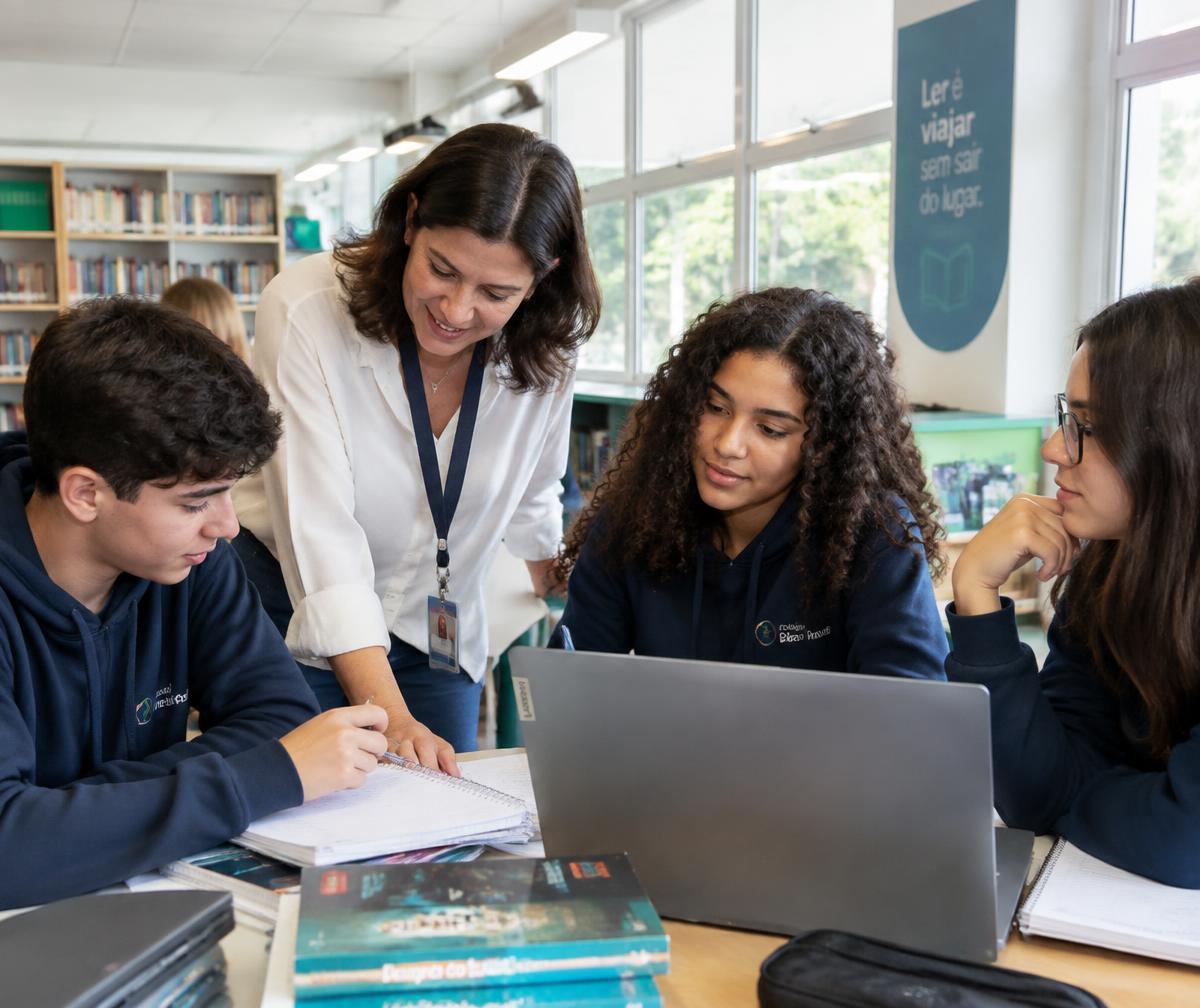 Professora orientando alunos